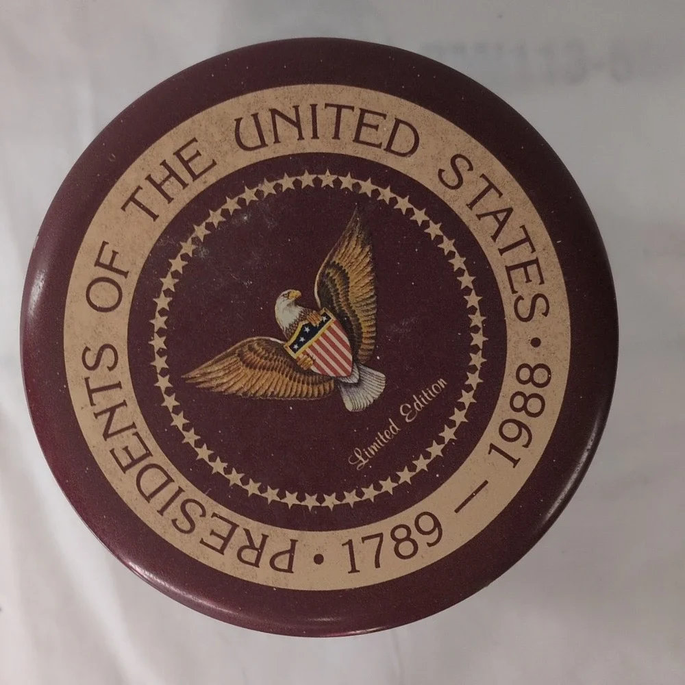 Valleybrook Farms US Presidents Maroon Beige Tin 1985 Presidential Collectible